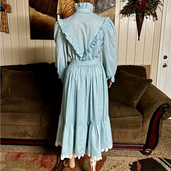 Hartsville • Vintage • 1970’s • Blue/White • Medium • Floral • Victorian • Dress - Picture 14 of 16